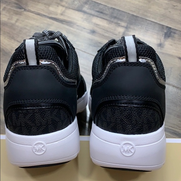 MICHAEL KORS OCTAVIA TRAINER TECH CANVAS BLACK - Picture 5 of 16